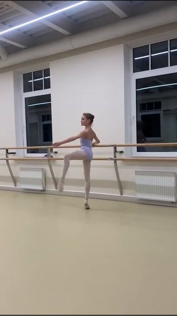 Rond De Jambe En L'air с левой ноги.