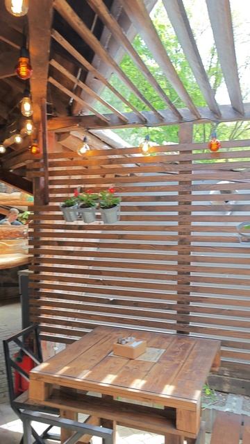 уютное кафе с карпами Олимп у канатной дороги в Геленджике смотреть онлайн