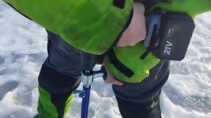 Как бурить ледобуром с шуруповертом. Правильный оптимальный хват.