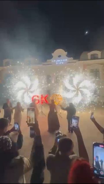 Фейерверк день рождения клуба, надпись, фонтаны, вспышки, вертушки 02.05.2025 Графский парк. смотреть онлайн