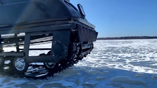 На мотособаке по голому льду. Шипованная гусеница #мот