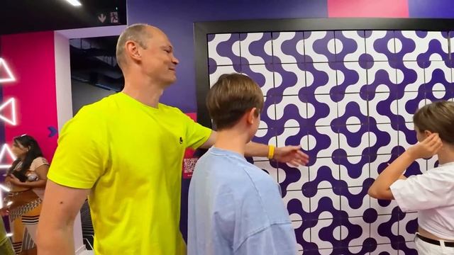 День в музее смотреть онлайн