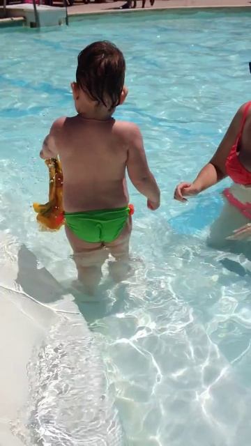 В бассейне)(Папа не любит снимать длинные видео) смотреть онлайн