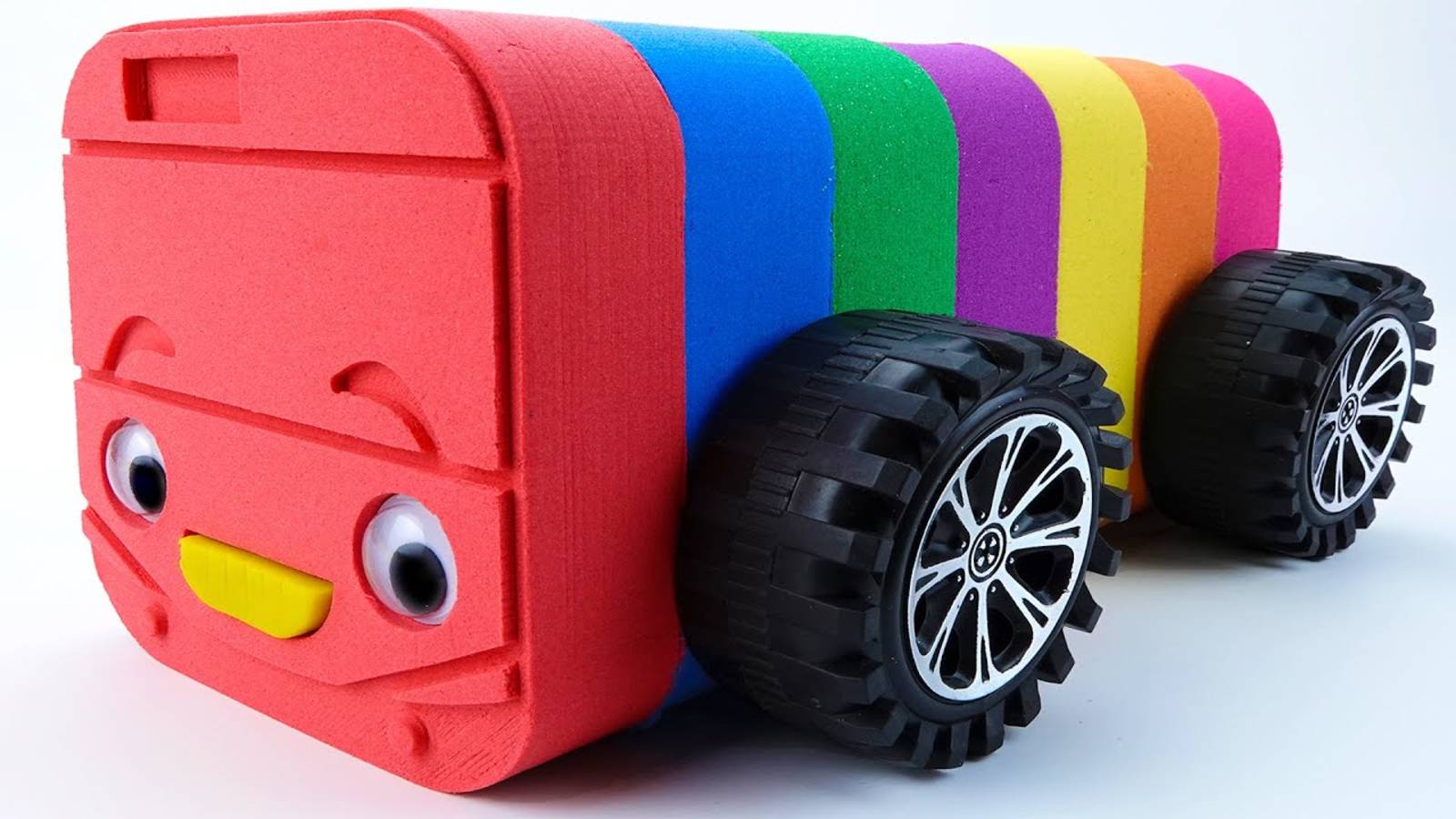 ЛЕПИМ ГРУЗОВИЧОК ИЗ КИНЕТИЧЕСКОГО ПЕСКА ДЛЯ ДЕТЕЙ ВИДЕО ДЛЯ ДЕТЕЙ КАНАЛ ИГРАЛКИ-ЗАЛИПАЛКИ смотреть онлайн