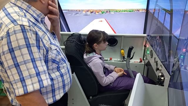 Тренажер самолета ЯК 52 Елизавета получает инструкцию смотреть онлайн