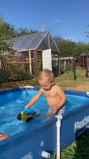 Лето, дача, бассейн, девчонки, синий трактор ☀️⛱️🚜 смотреть онлайн