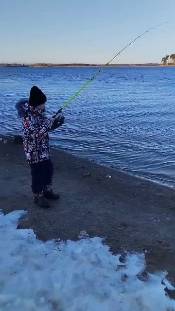 Сын в шоке от рыбалке на озере Удомле #Донка- 69#shorts#