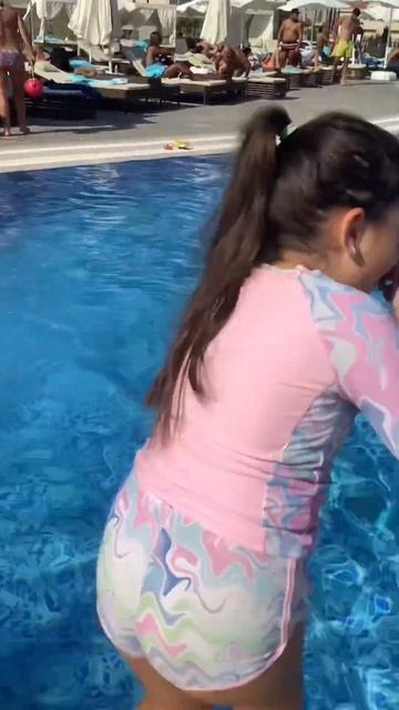 Сколько осталось до купания? #shorts #бассейн #прыжок смотреть онлайн