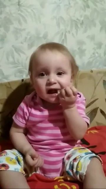 Ребенок ест лимон это жесть... смотреть онлайн