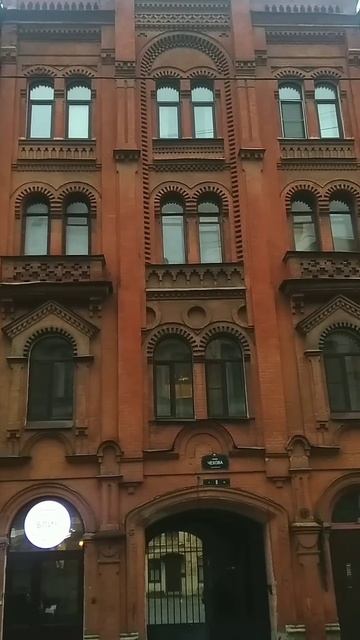 Багровый,узорчатый, разукрашенный дом на нарядной ул.? смотреть онлайн