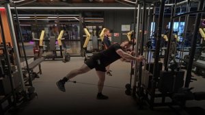 Махи на ягодицы в кроссовере, техника выполнения движ?