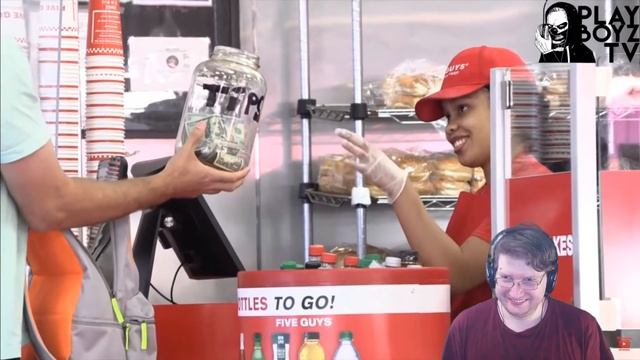 СТАЩИТЬ БАНКУ ДЛЯ ЧАЕВЫХ, А ЗАТЕМ ДАТЬ НА ЧАЙ 10К$ ПРАНК Реакция смотреть онлайн