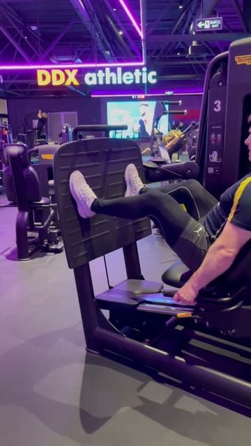 Ноги.Жим ногами в блочном тренажёре смотреть онлайн