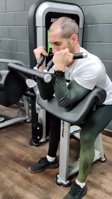 Эксперимент2 МЦ5 Д1 Подъем на бицепс в тренажере смотреть онлайн