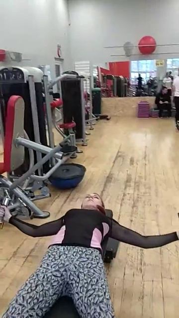 Разведение рук с гантелями лёжа на горизонтальной ска смотреть онлайн