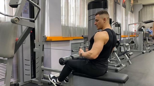 Тяга горизонтального блока узко-параллельным хватом смотреть онлайн