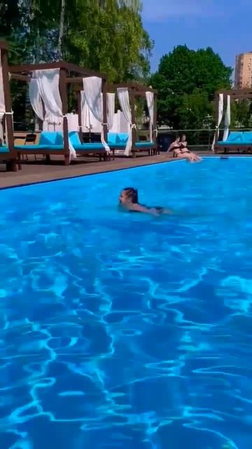 Мария Сергеевна с кайфом плавает в бассейне😘 смотреть онлайн