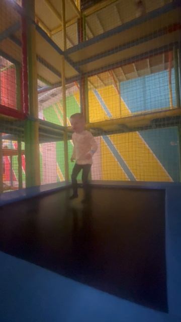 Володя на батуте в Family Park , ТЦ «Юбилейный», г. Хабаровск. Володе 3,9 лет смотреть онлайн