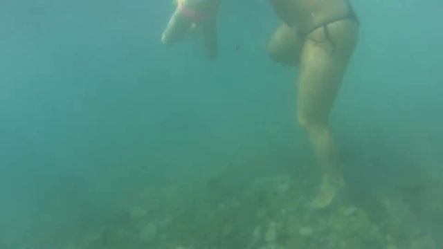 Купание в прибое - Лиза и Оля смотреть онлайн