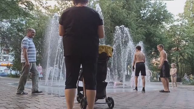 Сухой фонтан, играют дети, парк Аттрикционов, Спартано смотреть онлайн