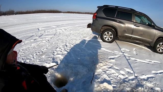 Первая ЗИМНЯЯ РЫБАЛКА НА АМУРЕ 2025. Щука ловится смотреть онлайн