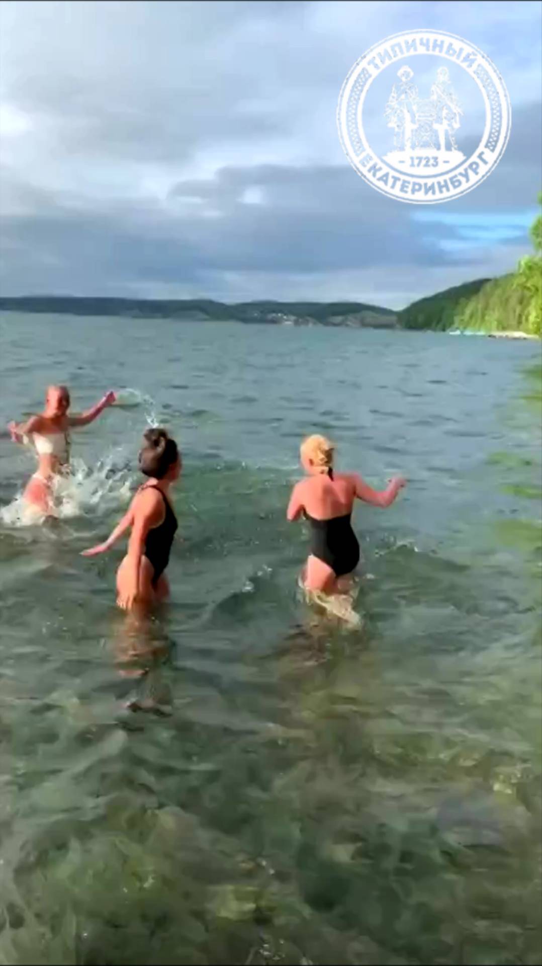 Храбрые девчонки искупались в ледяных водах озера Тургояк смотреть онлайн