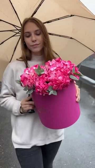 3 малиновые гортензии с эвкалиптом в коробке #цветымос смотреть онлайн