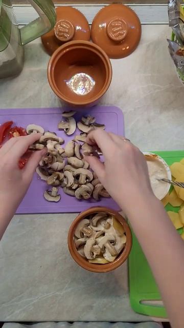 Запечённые овощи в горшочках🥔🍄🍅 #shortvideo #shortsvideo #shorts смотреть онлайн