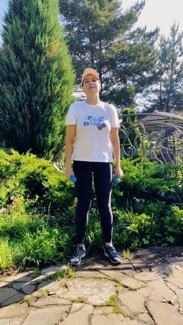 Зарядка с гантелями на природе #зарядка #лето #отлично? смотреть онлайн