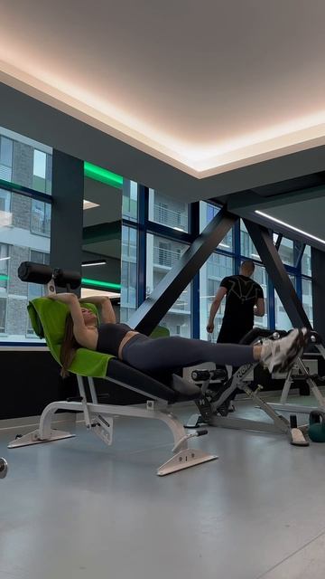 ПОДЪЕМ НОГ НА НАКЛОННОЙ СКАМЬЕ смотреть онлайн