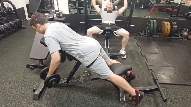 Даня: тяга гантелей лежа на скамье смотреть онлайн