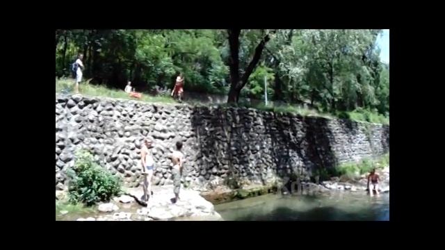 Смели хлапета скачат в Лева