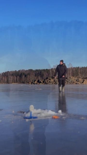 🎣Вот так выглядит зимняя рыбалка на щуку #рыбалкавро? смотреть онлайн