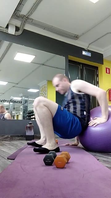 Катание спиной на фитболе. Фитбол. Растяжка позвоночн? смотреть онлайн