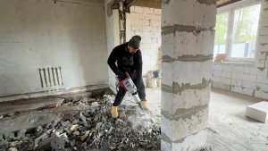 Зачем мы разбиваем фундамент в доме? Подготовили огород к посадке. Ремонт продолжается.