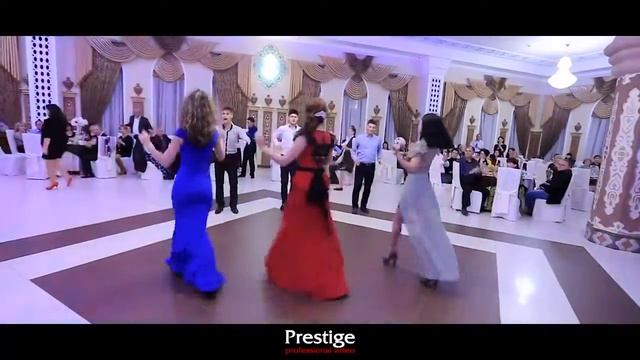 Невероятный подарок на свадьбе от друзей молодых. смотреть онлайн