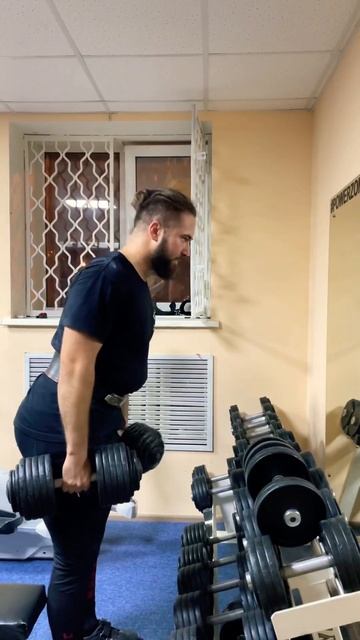 Молотки на бицепс 30кг х10 на каждую руку #powerlifting #gym #gymlife смотреть онлайн