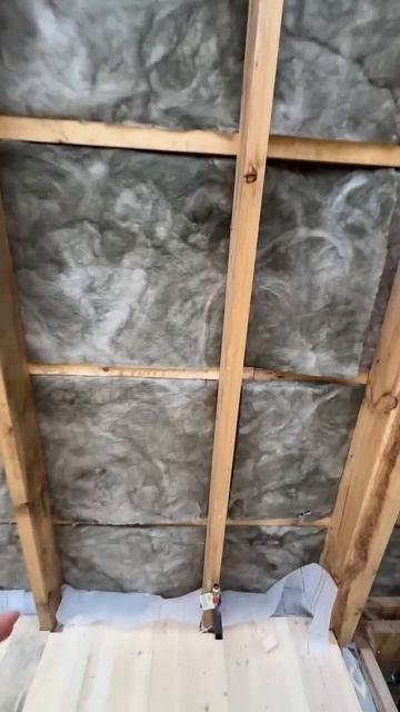 Инструкция по утеплению. Утепляем каркасный дом правильно. #стройка #дача #reels #shorts