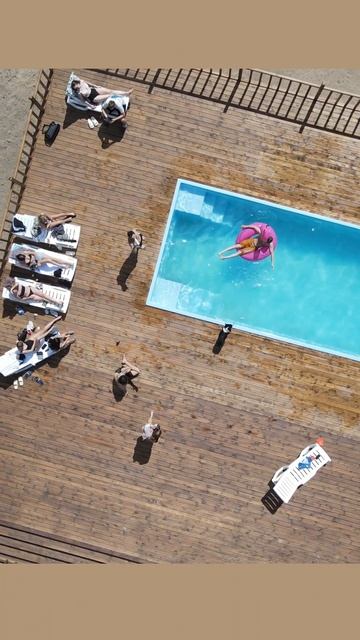 Бассейн под открытым небом 😍 #отдых смотреть онлайн