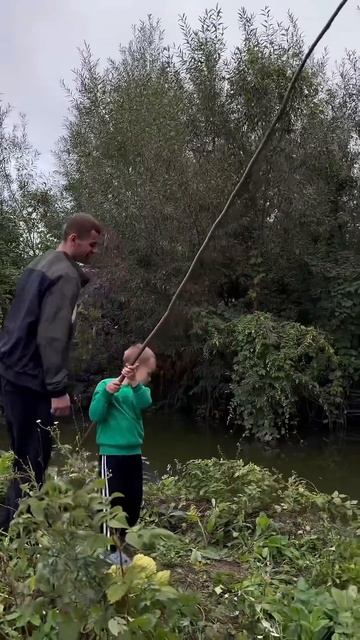 Поймал сам! Первый трофей моего малыша #ПервыйУлов #Ма? смотреть онлайн