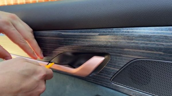 Снятие обшивки/обивки/карты задней двери Джили Монжаро/ Geely Monjaro