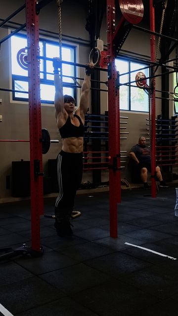 Строгий подъем носков к перекладине.mp4