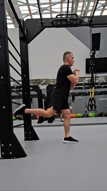 Приседания на одной ноге #тренировка #ноги смотреть онлайн