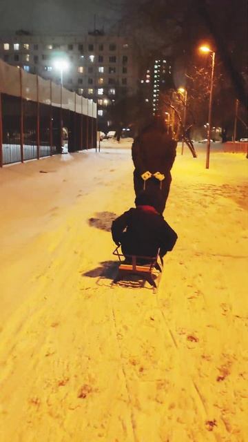 Зима, волшебство, чудеса по ёлочкой в подъезде... смотреть онлайн