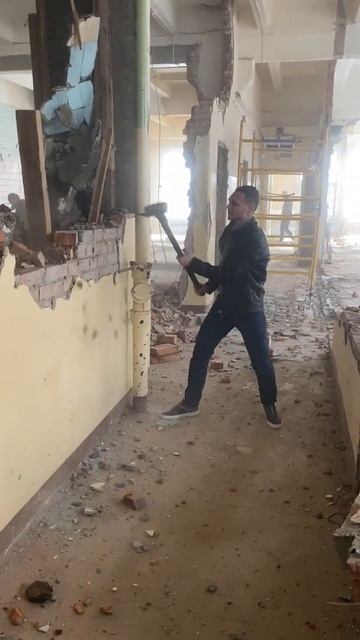 Данил Бекиров - Investa ведет демонтаж стен на объекте смотреть онлайн