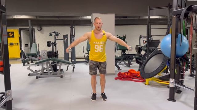 Отведение со сгибаниям плеча с гантелями смотреть онлайн