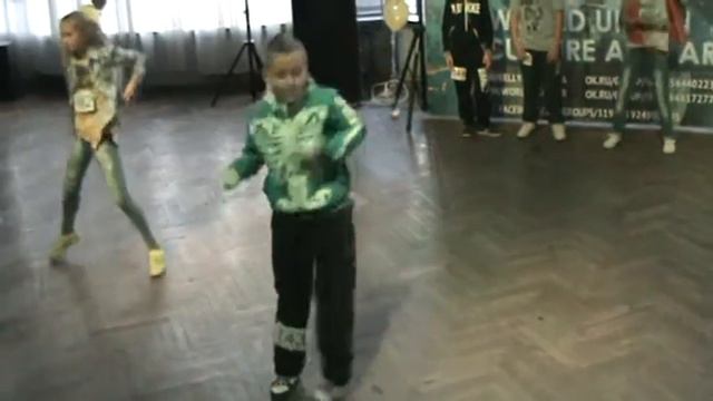 Хип-хоп фристайл от наших дебютантов. Танцует Богдан!