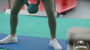 Приседания плие с гирей