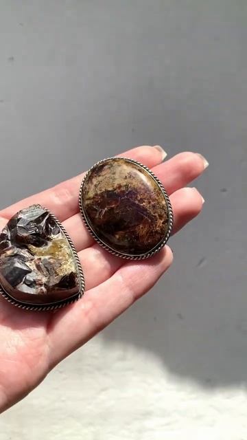 Броши с гранатом на руке #shorts