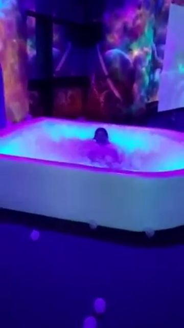 Бассейн с шариками смотреть онлайн